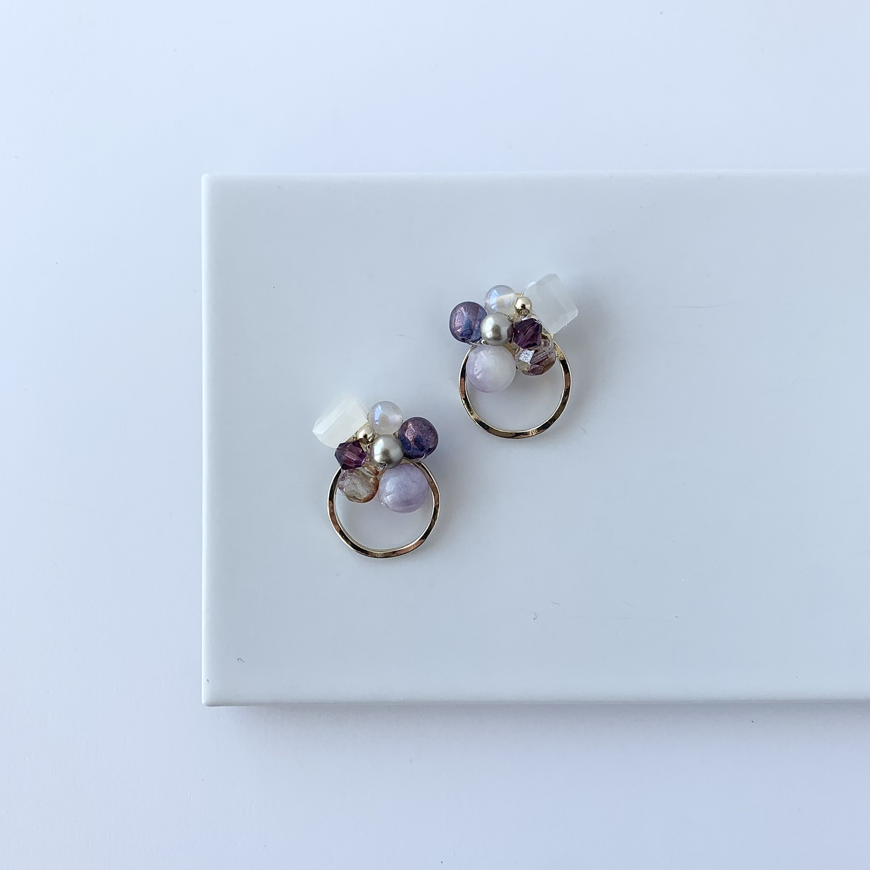 ラベンダーカラーの天然石とメタルフープのカボションピアス・イヤリング
