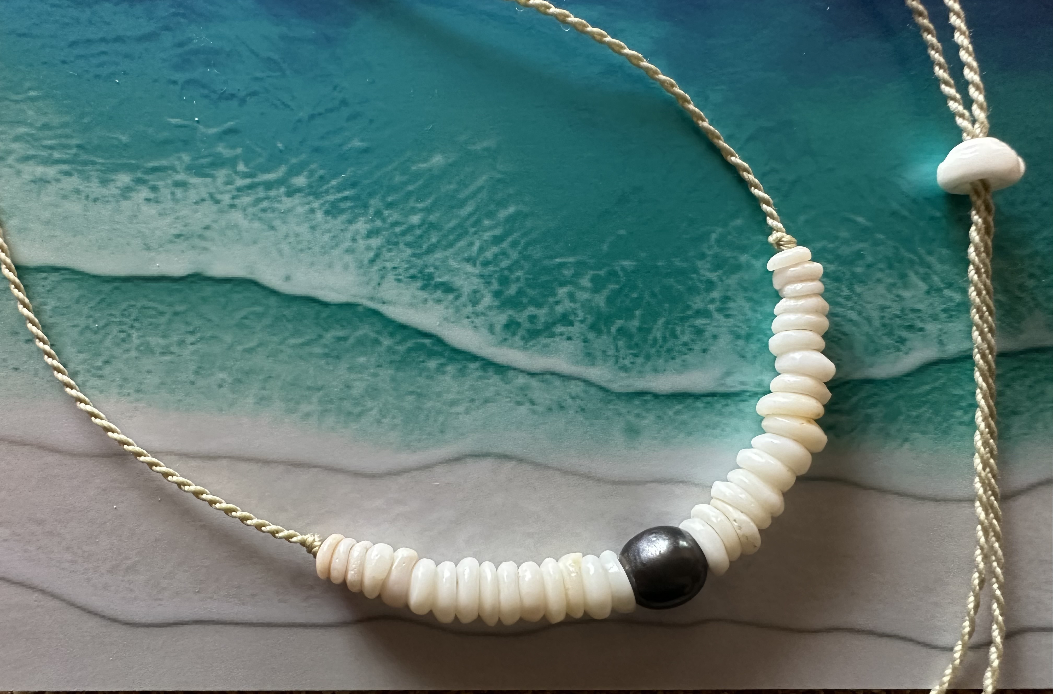 ハワイアンプカシェルとブラックパールのネックレス