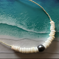 ニイハウシェルとブラックパールのつぼみピアス ピアス（フック