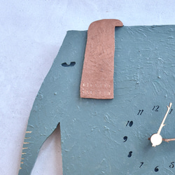 青銅色が映えるシャビーな象＊ビッグサイズの時計 木製 掛け時計 3枚目の画像