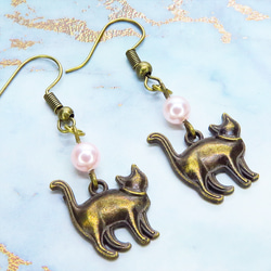 アンティークゴールド 歩き猫シルエットモチーフとスワロフスキーパール（ロザリン：淡いピンク）のピアス 1枚目の画像