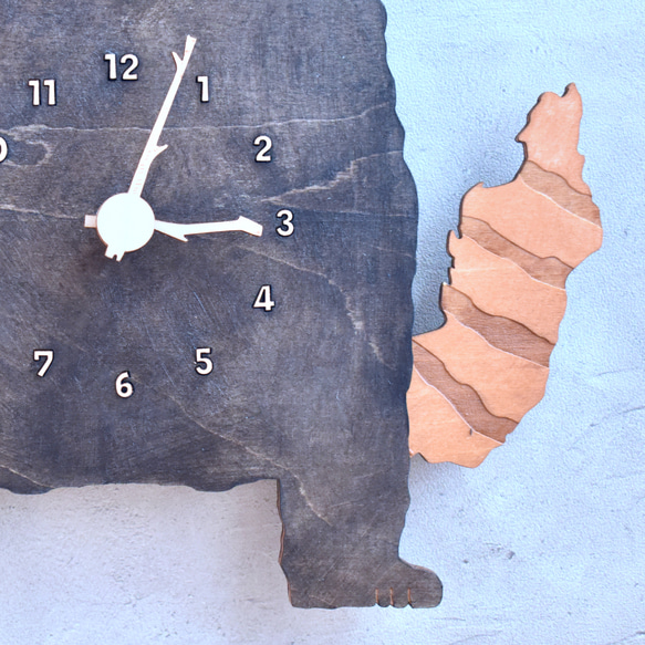 レッサーパンダが威嚇ポーズで世界を守る時計 木製 掛け時計 4枚目の画像