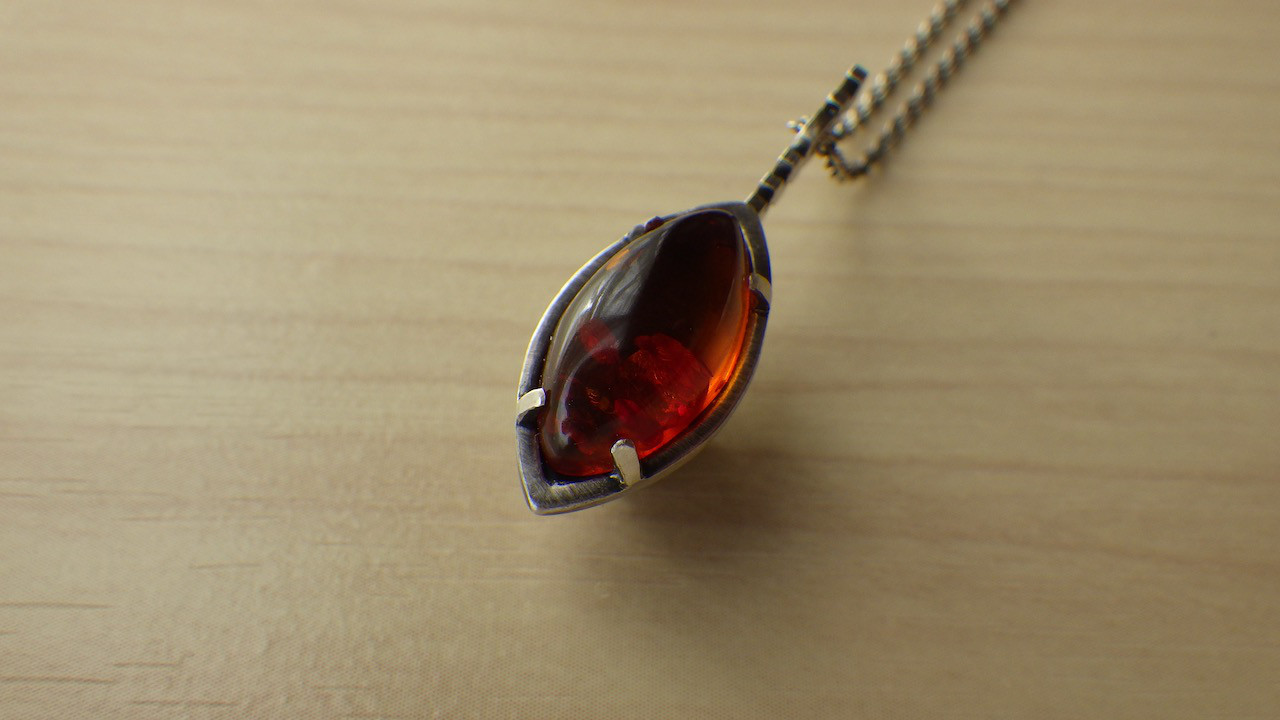 ステゴサウルスのペンダント