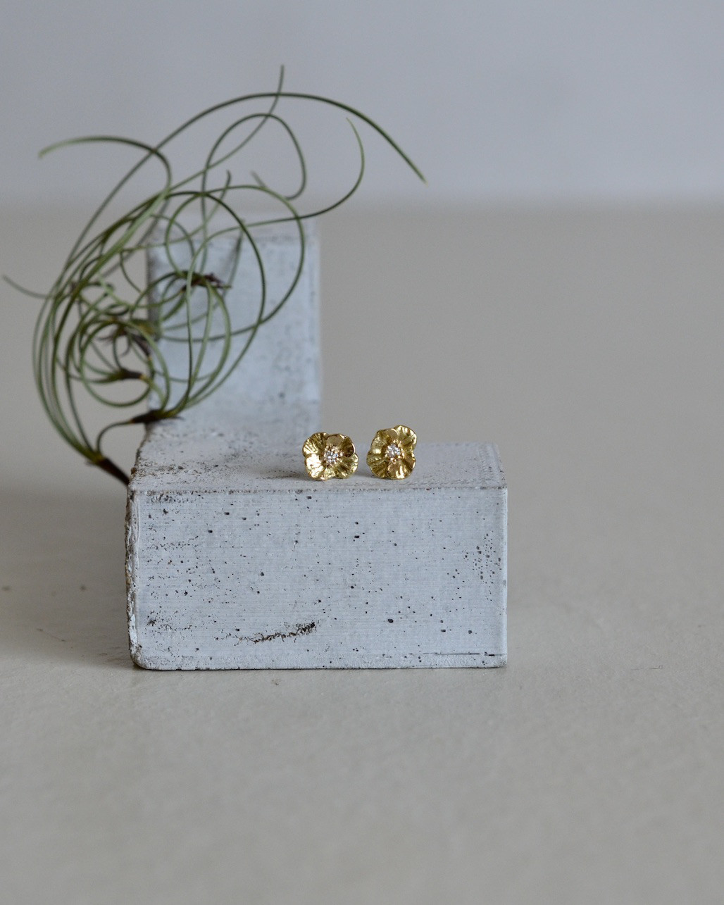 K18片耳ピアス　ポピーと雫