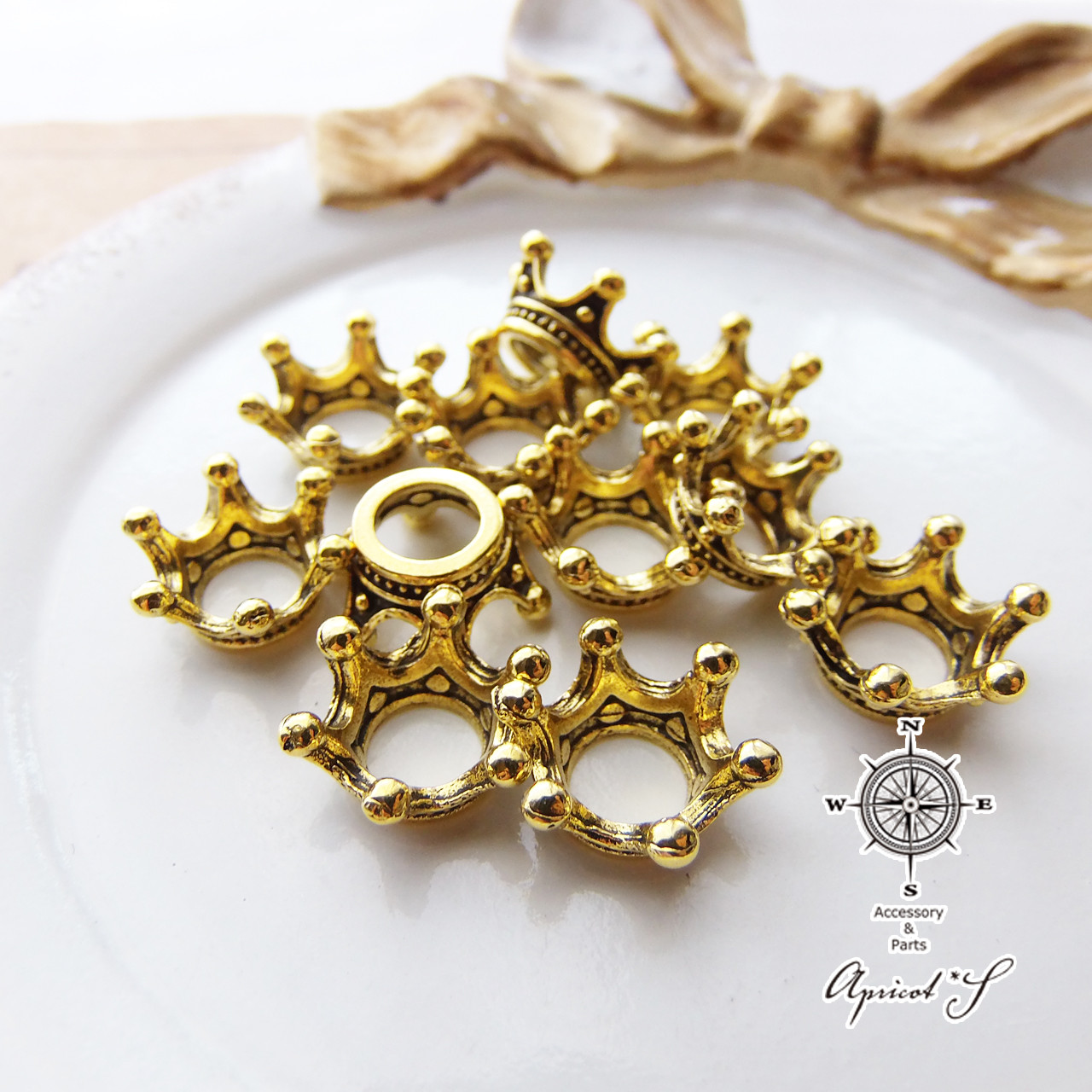 アンティーク:ハンドメイド クラウンの刺繍アート 3セット