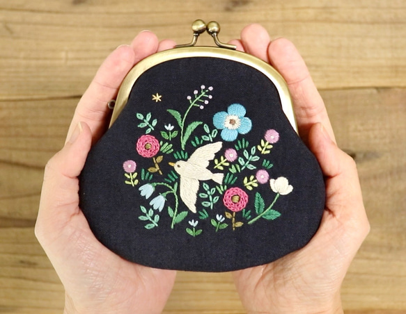 手刺繍のがま口『鳥と草花』財布・ポーチ【受注制作】 3枚目の画像