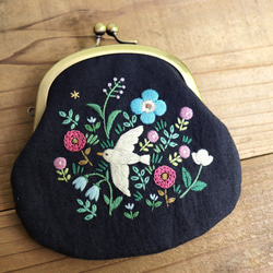 手刺繍のがま口『鳥と草花』財布・ポーチ【受注制作】 1枚目の画像