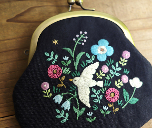 手刺繍のがま口『鳥と草花』財布・ポーチ【受注制作】 2枚目の画像