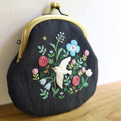 手刺繍のがま口『鳥と草花』財布・ポーチ【受注制作】 4枚目の画像