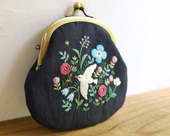 手刺繍のがま口『鳥と草花』財布・ポーチ【受注制作】 4枚目の画像