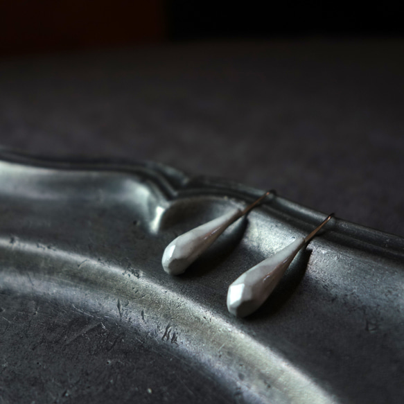 Junclay“Drop S”輕質陶瓷灰白色防過敏金屬瓷耳環 第4張的照片