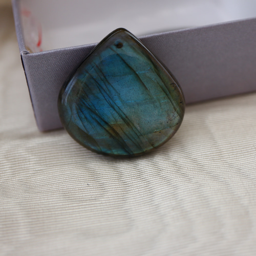 ラブラドライト穴あき 天然石 Gemlot 通販 15887571｜Creema(クリーマ)