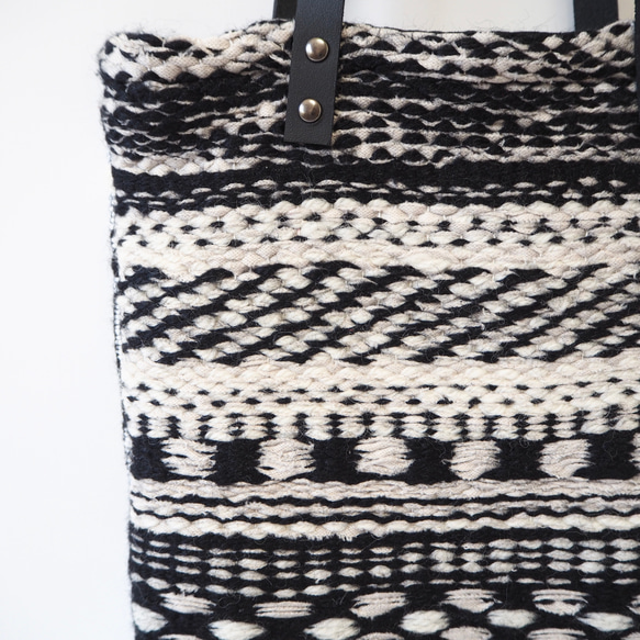 ノルディック模様の手織りレザーハンドルトートバッグ 4枚目の画像