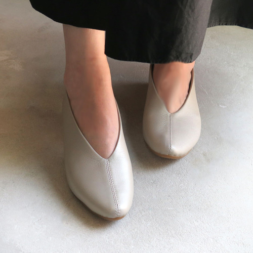 清楚カラー！】シャンパンゴールドの本革パンプス ❄︎made in
