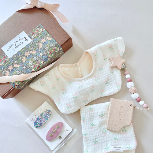 〔ハンドメイド〕ベビーギフトセット（ビブ・靴下・歯固め・クリップ） ハンドメイド〕ベビーギフトセット（ビブ・靴下・歯固め・