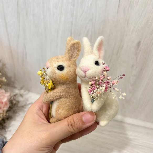拿花小兔兔 羊毛氈娃娃  療癒 送禮  乾燥花 可客製 第6張的照片