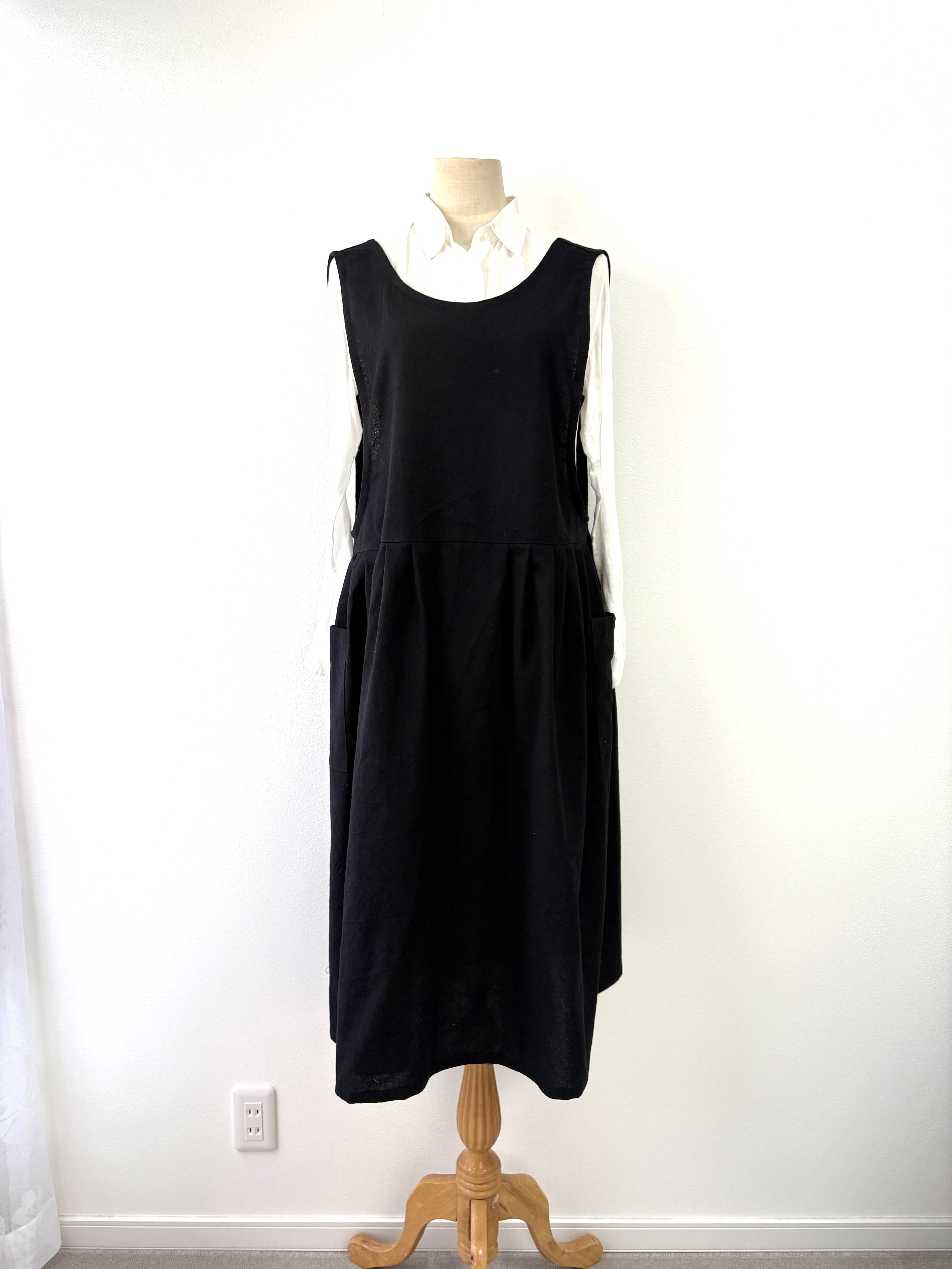 ★後ろ姿が大人可愛いブラックエプロン　綿麻★タックワンピース風エプロン　V字に開いた背中がポイントの綿麻ブラックエプロン