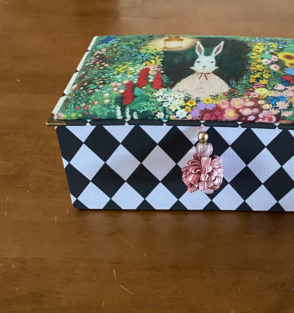 [Fairy tale pattern cartonnage] ウサギ柄のソーイングケース 2枚目の画像