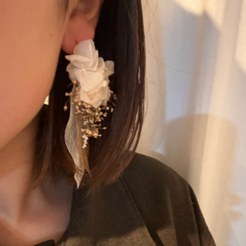 リーフシリーズ】ゴールド×ホワイト×あじさい ドライフラワー ピアス