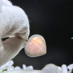 良いご縁を引き寄せる～　天然石 ラブラドライト　ハート型　ペンダントトップ　29ｍｍ　ピンクシラー　 4枚目の画像