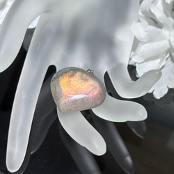 良いご縁を引き寄せる～　天然石 ラブラドライト　ハート型　ペンダントトップ　29ｍｍ　ピンクシラー　 3枚目の画像