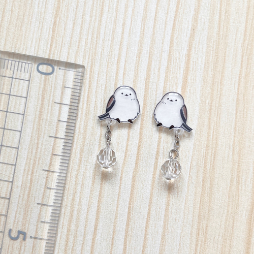 シマエナガとクリスタルビーズ ピアス ピアス（スタッド・一粒