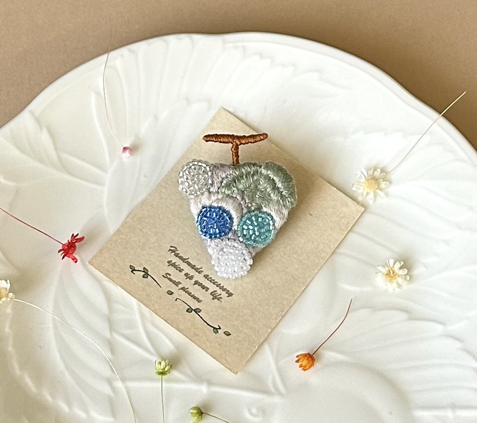刺繍ブローチ　専用ページ 爽やかぶどうの刺繍ブローチ ブローチ Small pleasure 通販