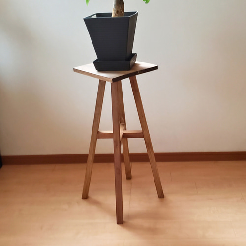 少し背の高い杉材を使用したスツール 椅子（チェアー