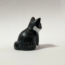 白黒ハチワレ猫の置物 7枚目の画像