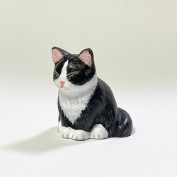 白黒ハチワレ猫の置物 2枚目の画像