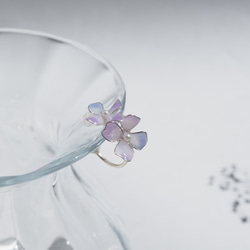 小さな紫陽花のイヤーカフ 2枚目の画像