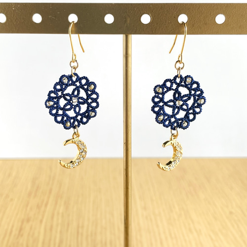 宵闇(よいやみ)色の丸いレースと三日月ピアス/イヤリング 「星華