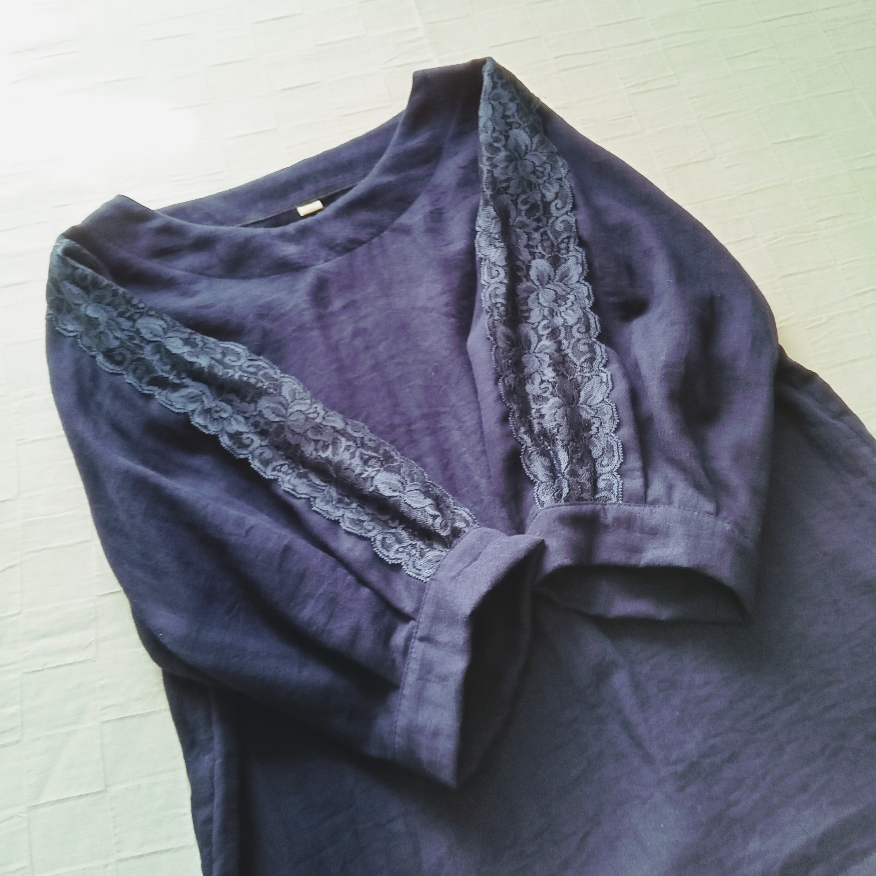 レース袖のカフス ブラウス　ネイビー　柔らかダブルガーゼ