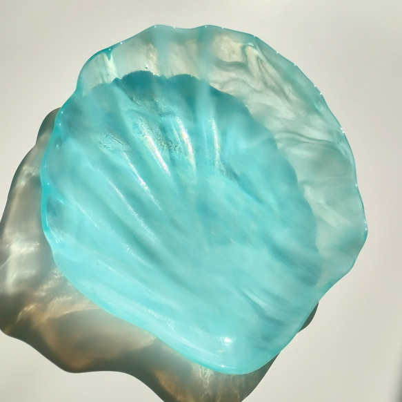 【再販】晴れやかブルー2023　流れる水のようなガラス製シェル型プレート　貝殻型　ガラス皿　ガラスプレート 3枚目の画像