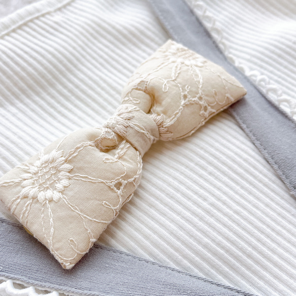 【ロット違いで少しお得】圧倒的No.1人気！ 肩紐クリップ/すっきりリボン｜刺繍生地メイリー(ライトベージュ) 2枚目の画像
