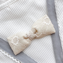 【ロット違いで少しお得】圧倒的No.1人気！ 肩紐クリップ/すっきりリボン｜刺繍生地メイリー(ライトベージュ) 1枚目の画像