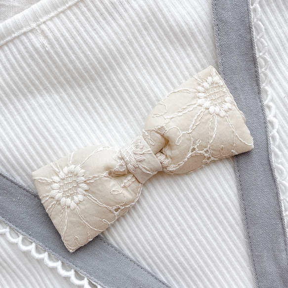 【ロット違いで少しお得】圧倒的No.1人気！ 肩紐クリップ/すっきりリボン｜刺繍生地メイリー(ライトベージュ) 1枚目の画像
