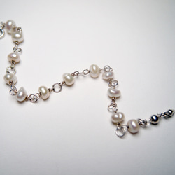 珍珠系列 #a127 垂墜手環(黑、白兩款) 第2張的照片