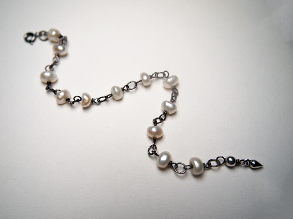 珍珠系列 #a127 垂墜手環(黑、白兩款) 第9張的照片