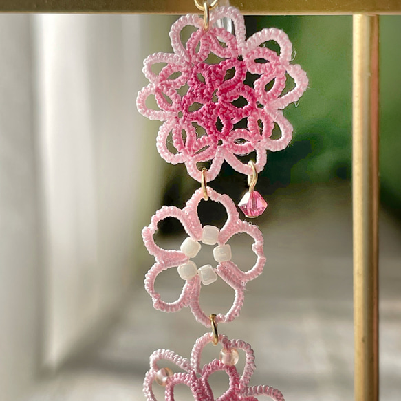 桜のタティングレースピアス/イヤリング「花ざかり」 ピンク シルク糸の軽いつけ心地の耳飾り 7枚目の画像