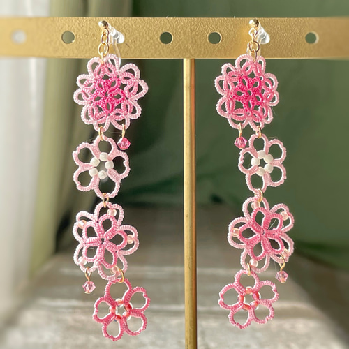 桜のタティングレースピアス/イヤリング「花ざかり」 ピンク シルク糸