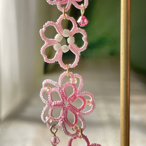 桜のタティングレースピアス/イヤリング「花ざかり」 ピンク