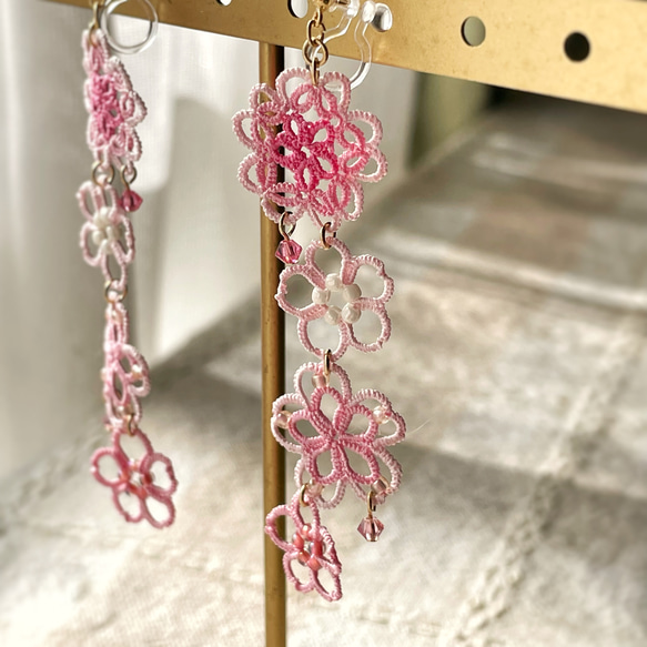 桜のタティングレースピアス/イヤリング「花ざかり」 ピンク シルク糸の軽いつけ心地の耳飾り 6枚目の画像