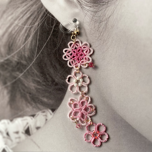 桜のタティングレースピアス/イヤリング「花ざかり」 ピンク シルク糸