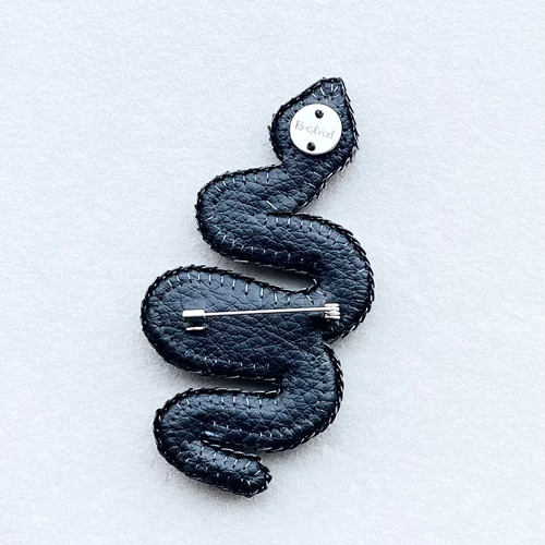 ビーズ刺繍のブローチ -黒蛇(クリアライン)-black snake