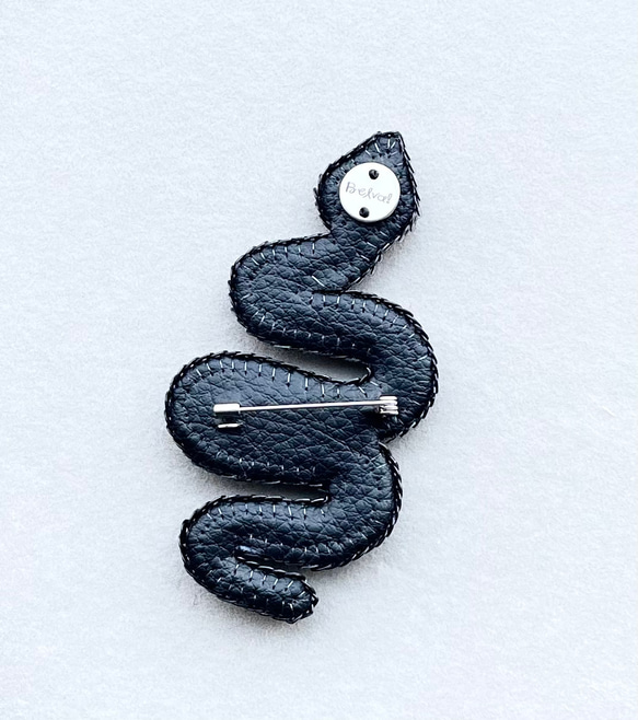 ビーズ刺繍のブローチ　-黒蛇(クリアライン)-black snake- 6枚目の画像