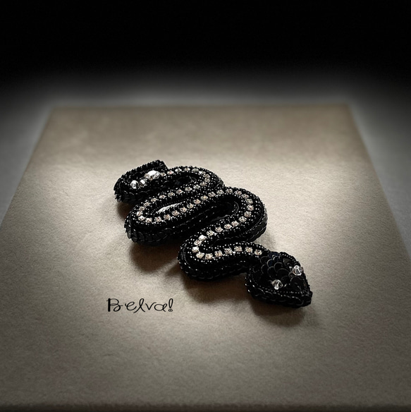 ビーズ刺繍のブローチ　-黒蛇(クリアライン)-black snake- 1枚目の画像
