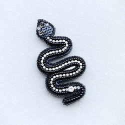 ビーズ刺繍のブローチ　-黒蛇(クリアライン)-black snake- 3枚目の画像