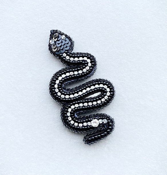 ビーズ刺繍のブローチ　-黒蛇(クリアライン)-black snake- 3枚目の画像