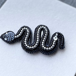 ビーズ刺繍のブローチ　-黒蛇(クリアライン)-black snake- 4枚目の画像